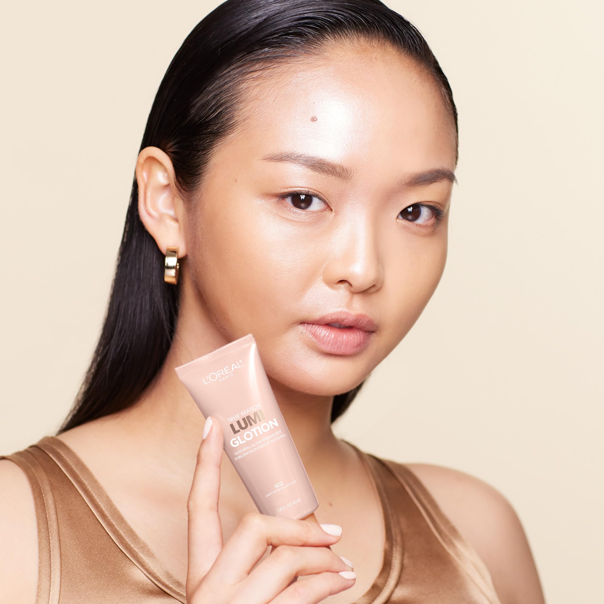 L’Oréal Paris True Match Lumi Glotion Natural Glow Enhancer for Face & Body, Instantly Hydrates and Illuminates Skin, Sheer Color Tint, Offers a Sunkissed Glow, 902 Light, 40 mL
